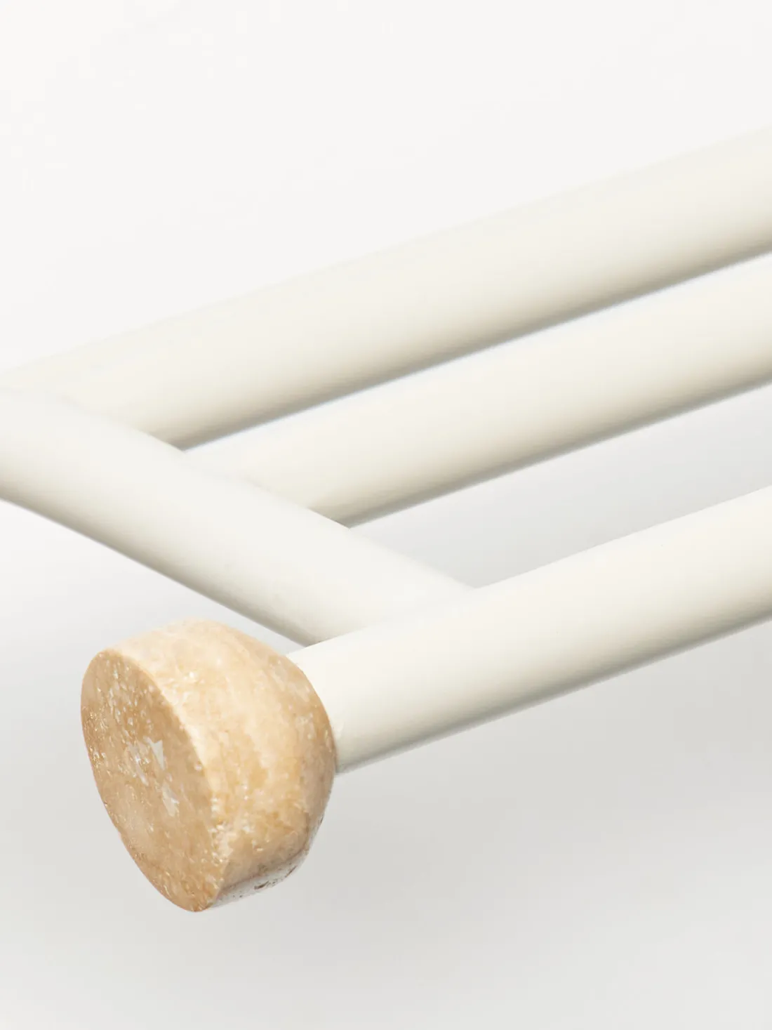 Estante de pared con gancho de travertino Disa