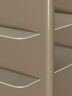 Estantería alta con elementos de metal Rami