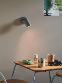 Foco de pared pequeño con enchufe Explore