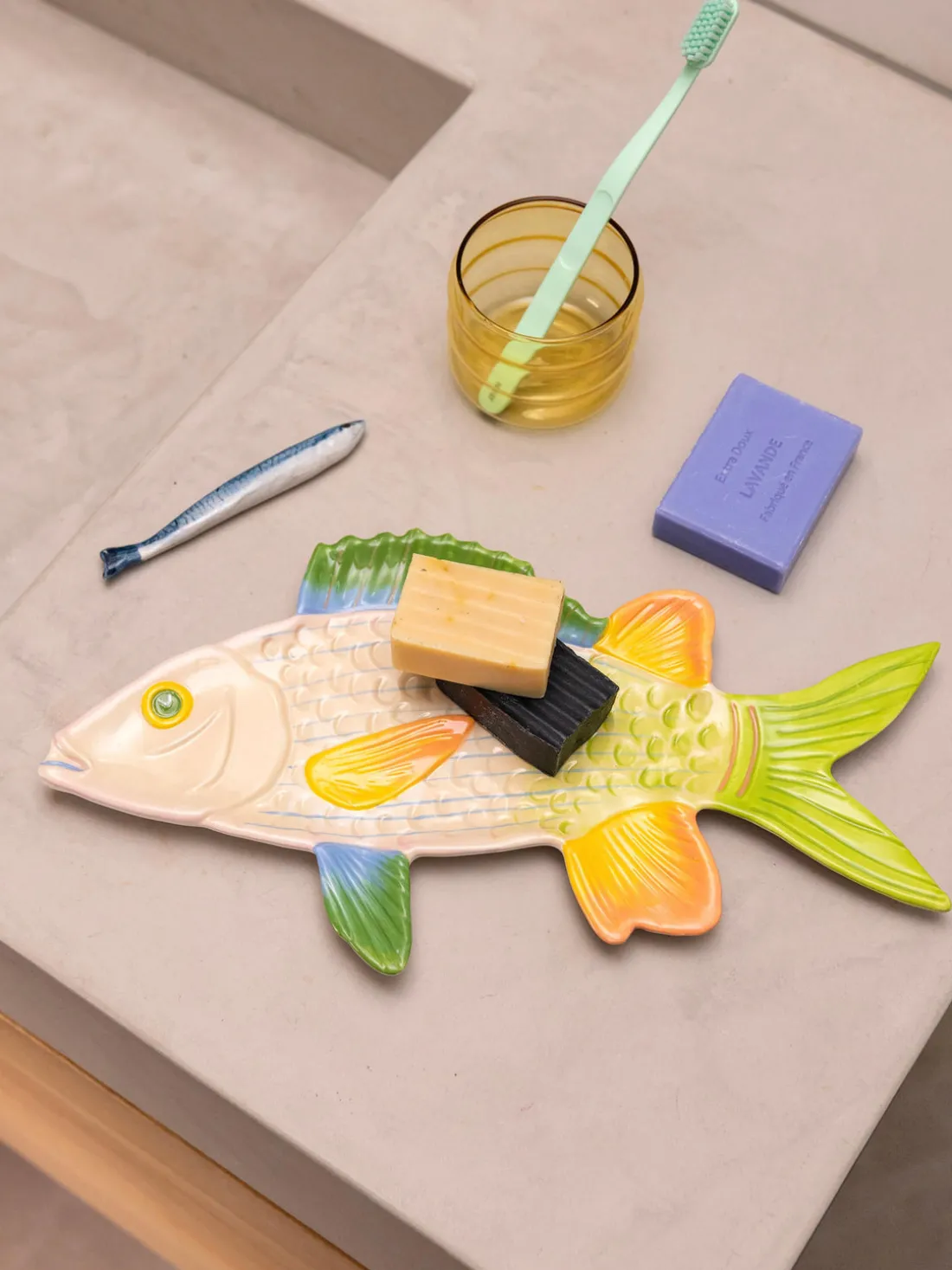 Fuente artesanal de dolomita Fish, 32 x 13 cm