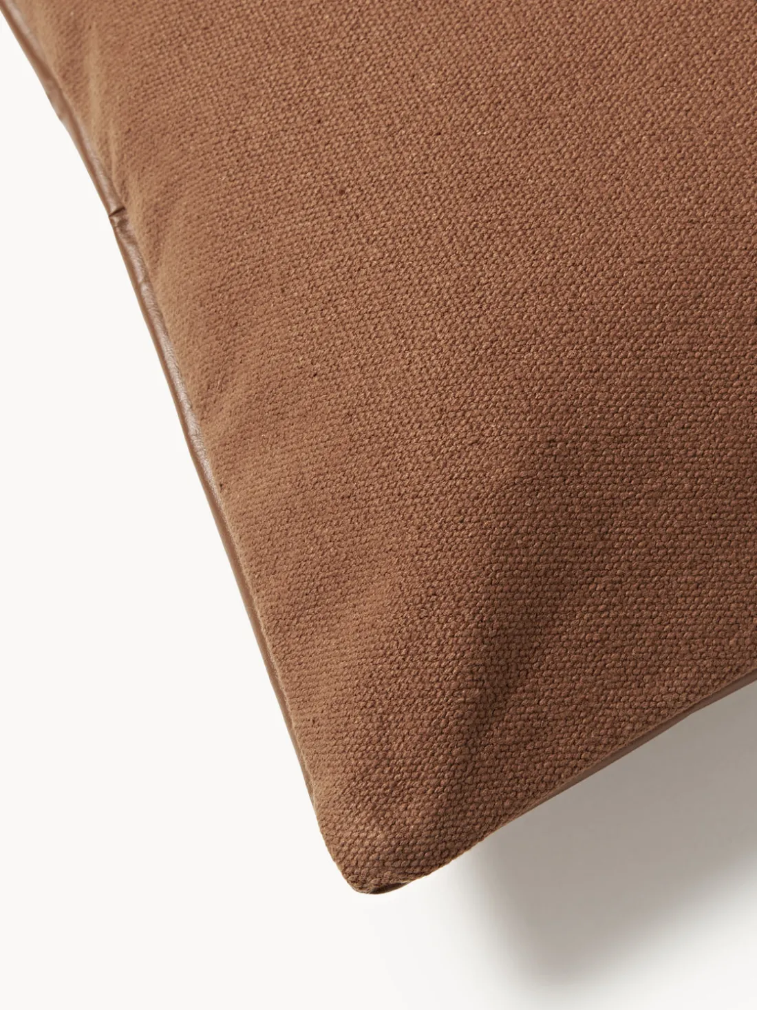 Funda de almohada artesanal de cuero Raven