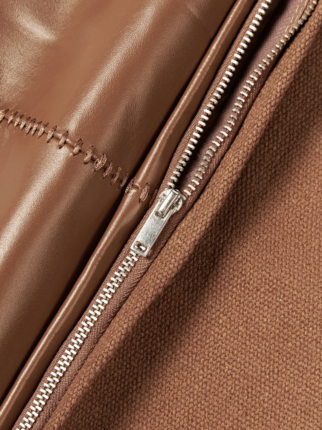 Funda de almohada artesanal de cuero Raven