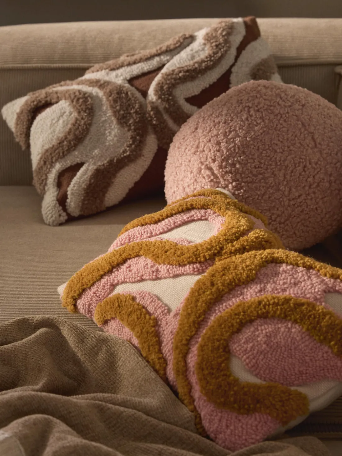 Funda de cojín artesanal con tejido capitoné Jiri