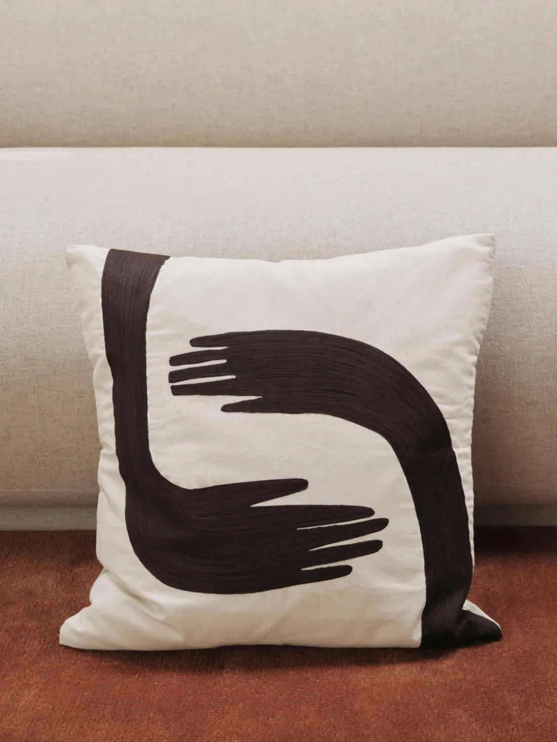 Funda de cojín bordada a mano de algodón ecológico Pose