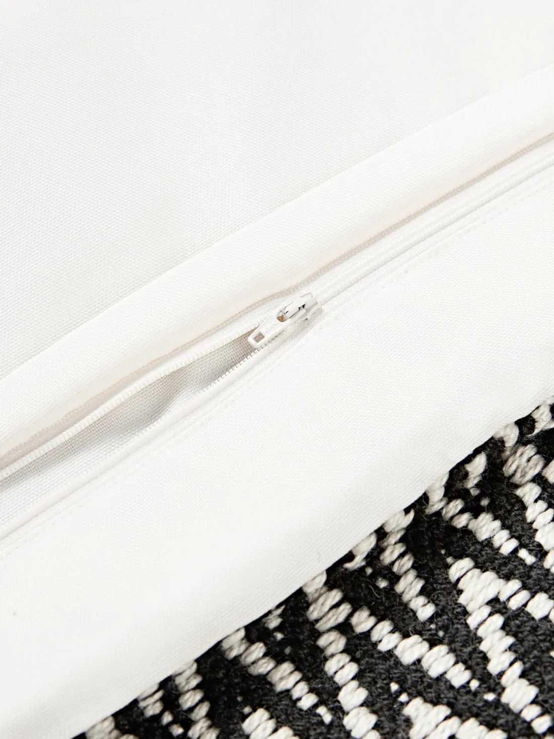 Funda de cojín para exterior con tejido artesanal y flecos Suria