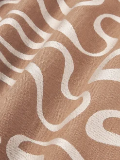 Funda de cojín para exterior con estampado de ondas bordadas Shanti