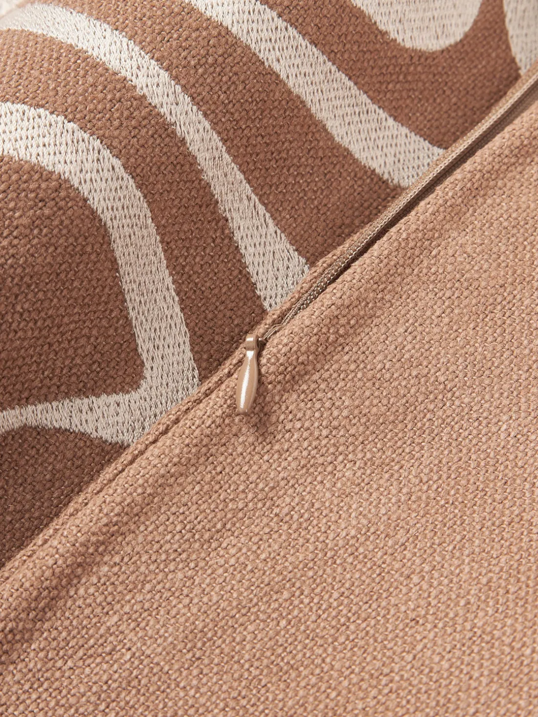 Funda de cojín para exterior con estampado de ondas bordadas Shanti