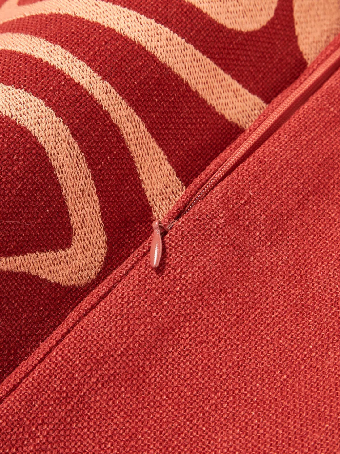 Funda de cojín para exterior con estampado de ondas bordadas Shanti