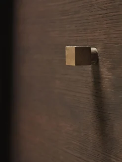 Gancho de pared de latón con efecto envejecido Square