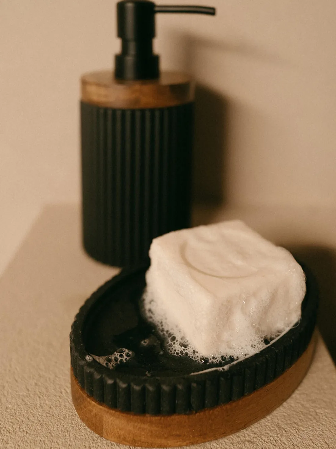 Jabonera con madera Laura