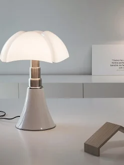 Lámpara de mesa grande LED regulable Pipistrello, altura ajustable