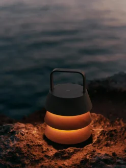 Lámpara de mesa LED móvil de madera de abeto Luver