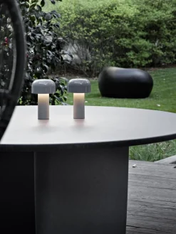 Lámpara de mesa LED pequeña regulable Bellhop, portátil