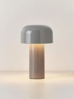 Lámpara de mesa LED pequeña regulable Bellhop, portátil