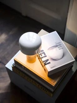 Lámpara de mesa LED pequeña regulable Bellhop, portátil