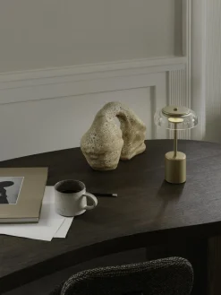 Lámpara de mesa LED pequeña regulable Blossi, portátil