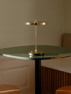 Lámpara de mesa LED pequeña regulable Asteria