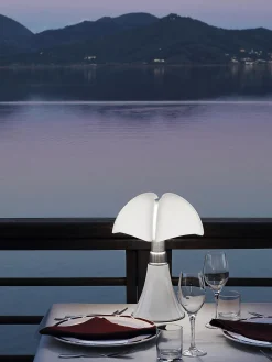 Lámpara de mesa LED regulable Pipistrello, portátil