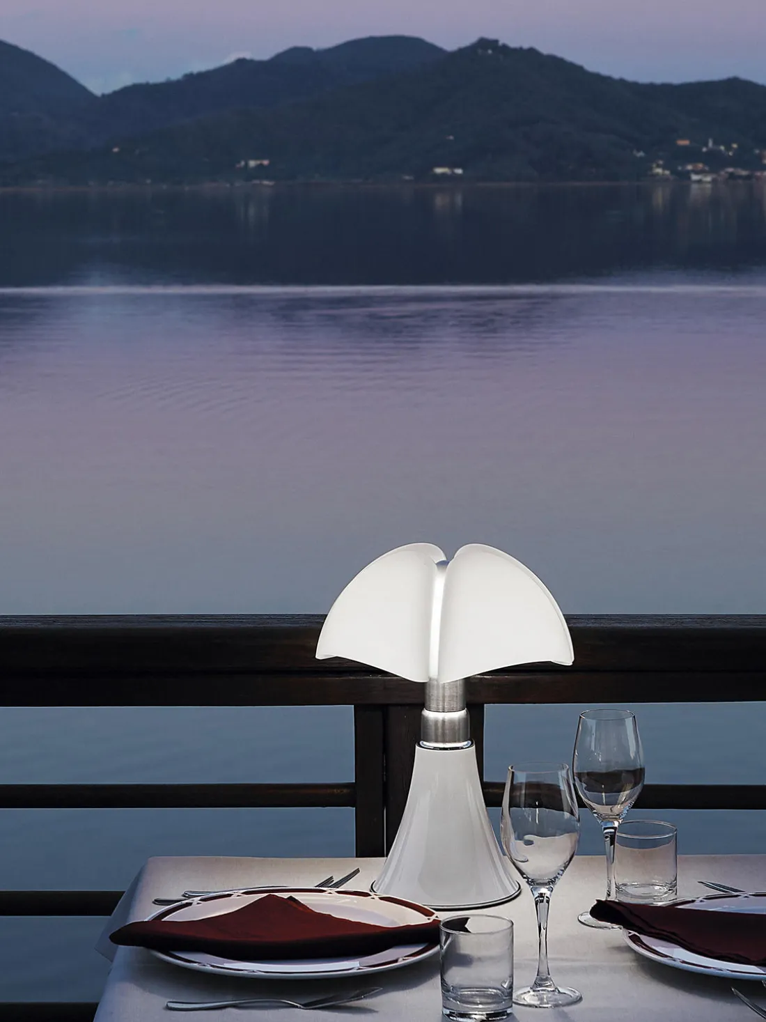 Lámpara de mesa LED regulable Pipistrello, portátil