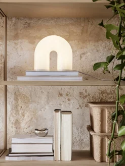 Lámpara de mesa LED regulable con estructura estriada Vuelta, tamaños diferentes