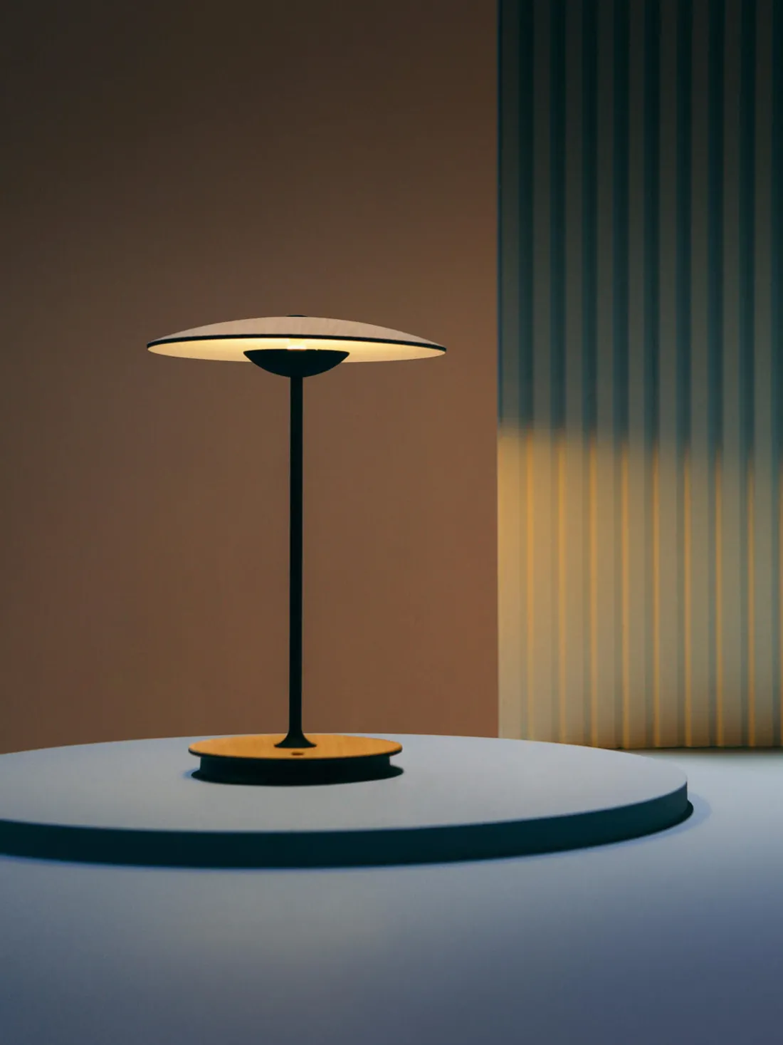 Lámpara de mesa LED regulable Ginger, portátil