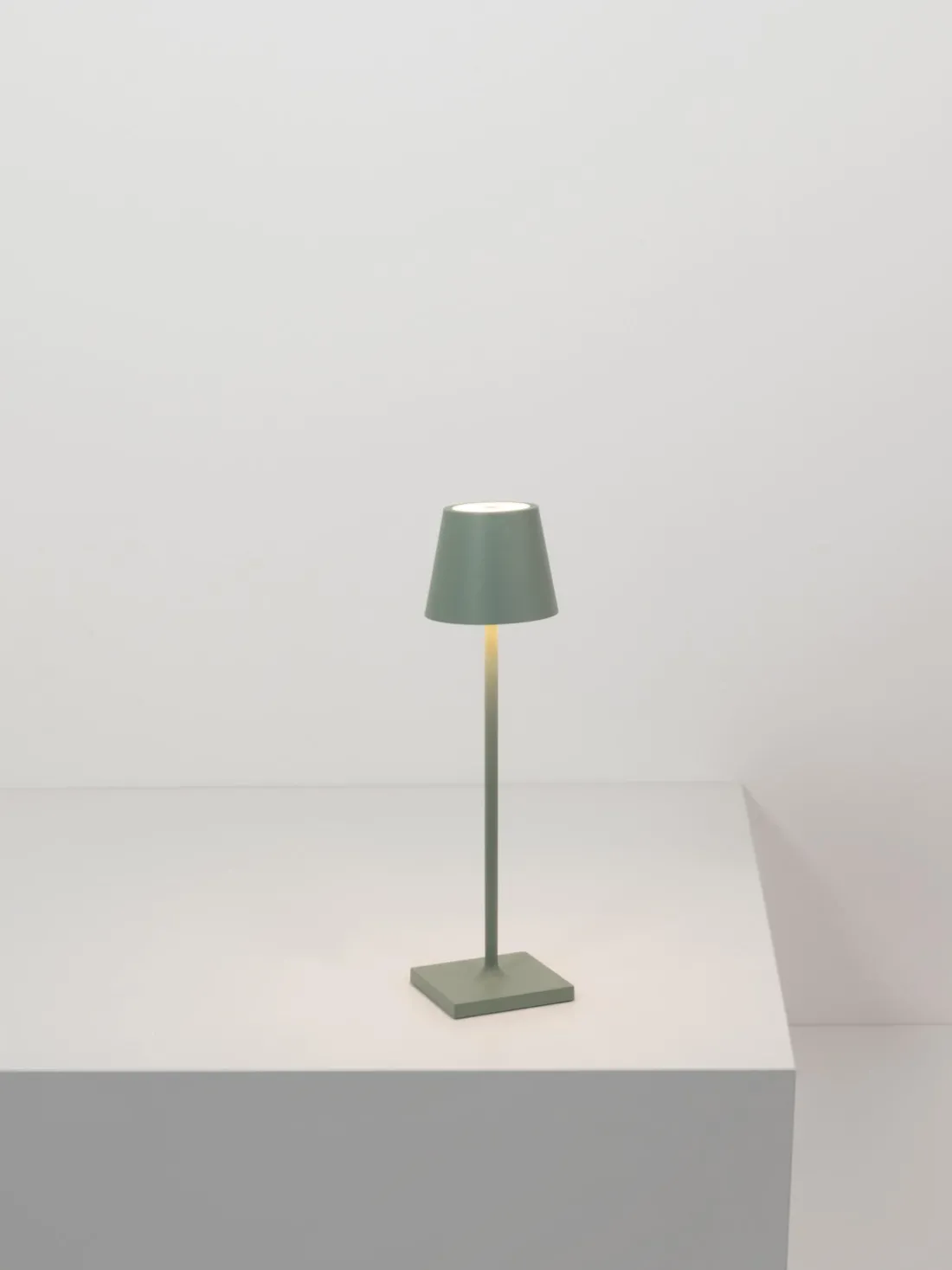 Lámpara de mesa LED regulable Poldina, portátil