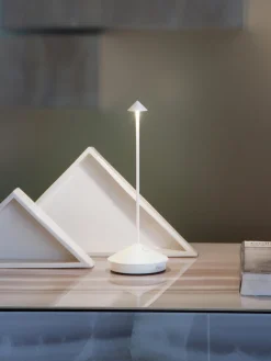 Lámpara de mesa LED regulable pequeña Pina Pro, portátil