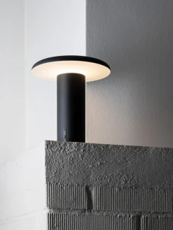 Lámpara de mesa pequeña LED regulable Takku, portátil