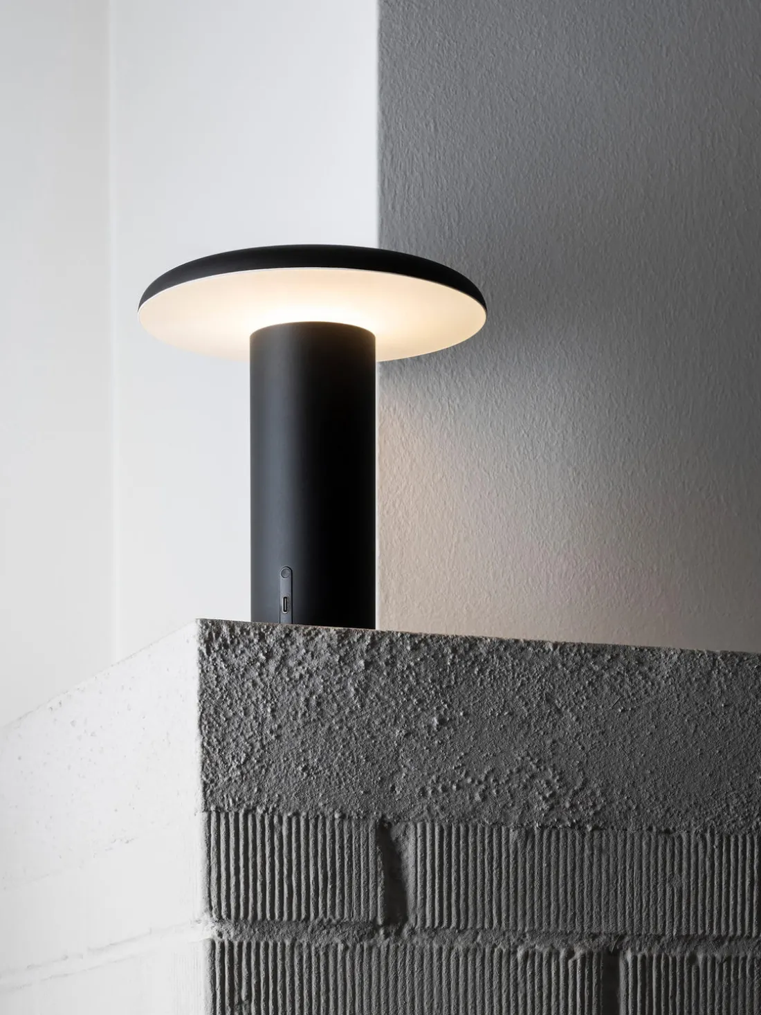 Lámpara de mesa pequeña LED regulable Takku, portátil