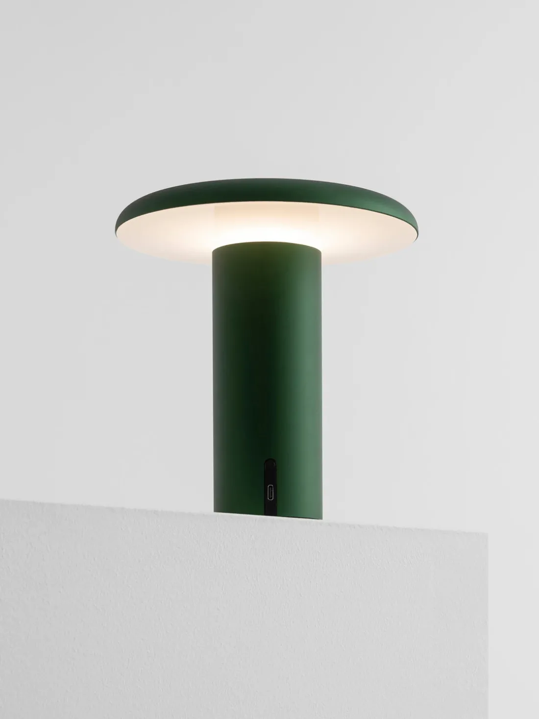 Lámpara de mesa pequeña LED regulable Takku, portátil