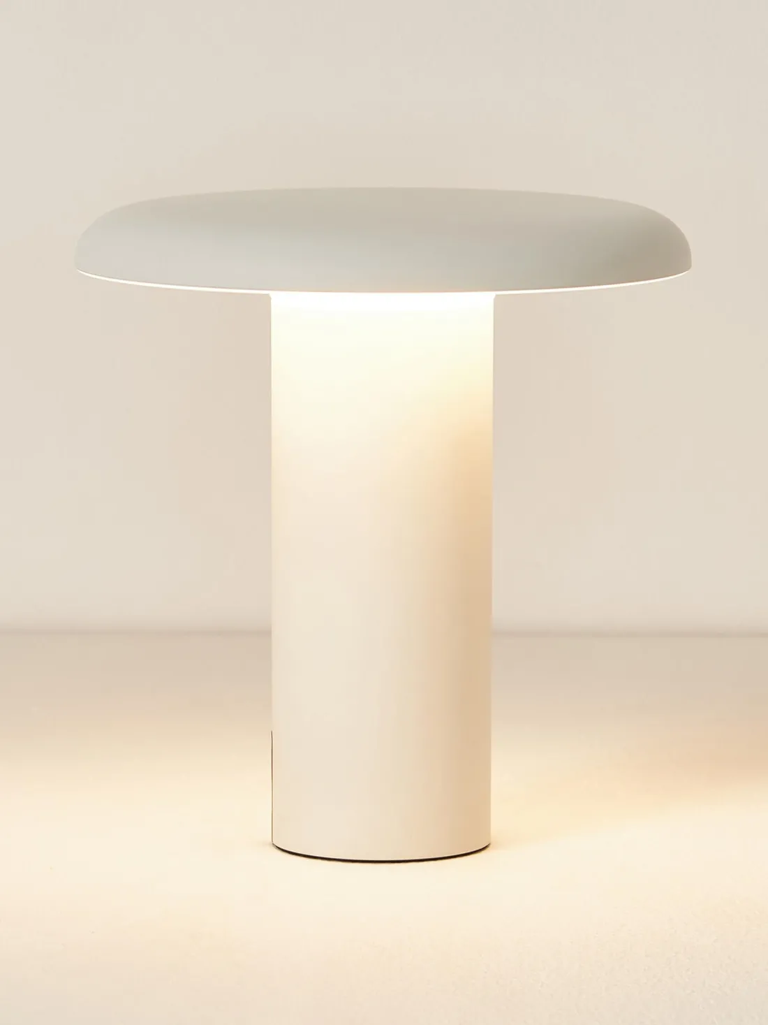 Lámpara de mesa pequeña LED regulable Takku, portátil