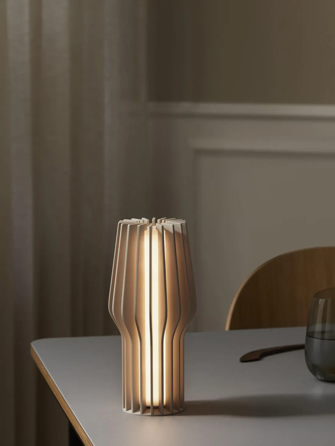 Lámpara de mesa pequeña LED regulable Radiant, portátil