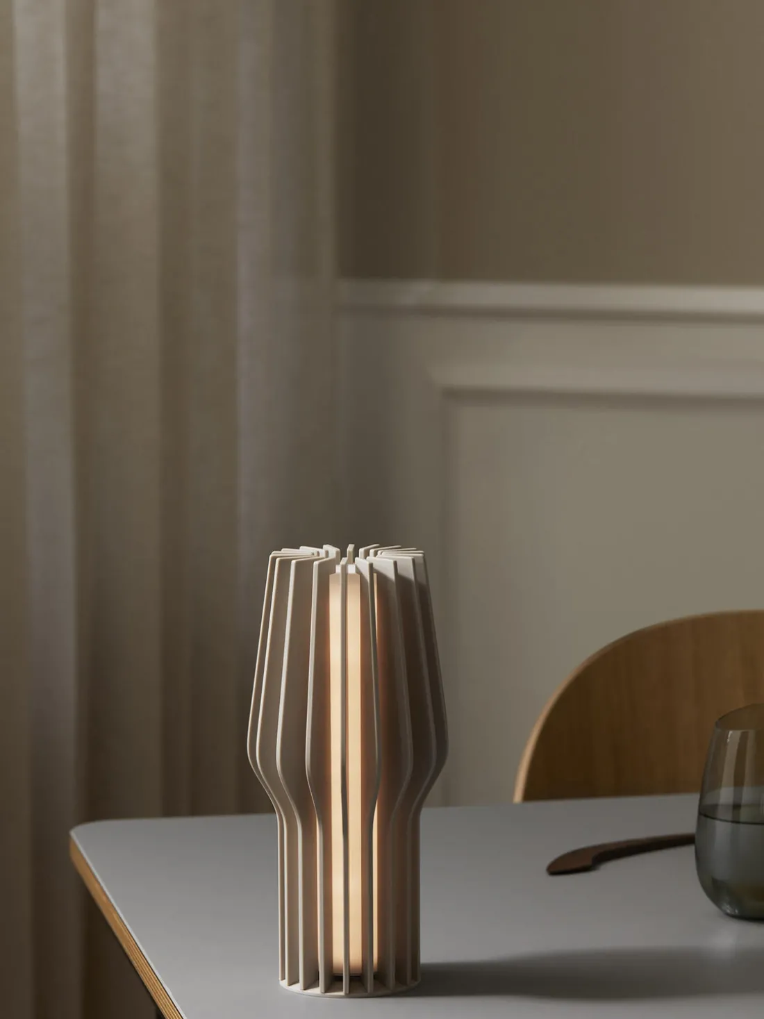 Lámpara de mesa pequeña LED regulable Radiant, portátil