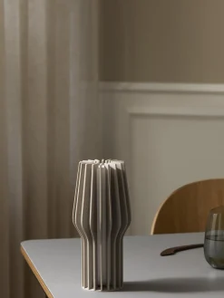 Lámpara de mesa pequeña LED regulable Radiant, portátil