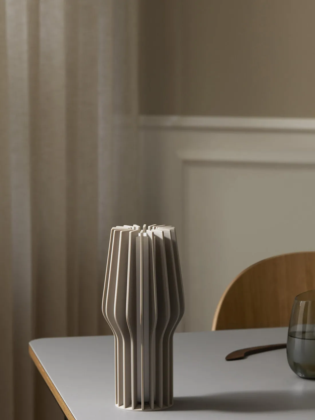 Lámpara de mesa pequeña LED regulable Radiant, portátil