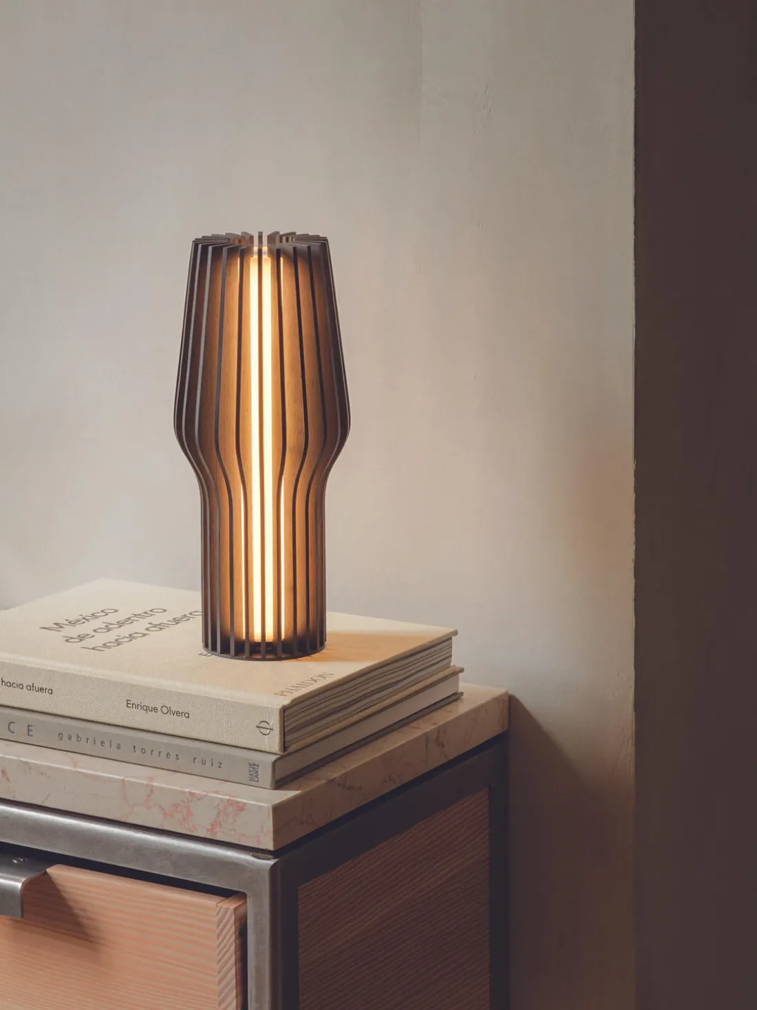 Lámpara de mesa pequeña LED regulable Radiant, portátil