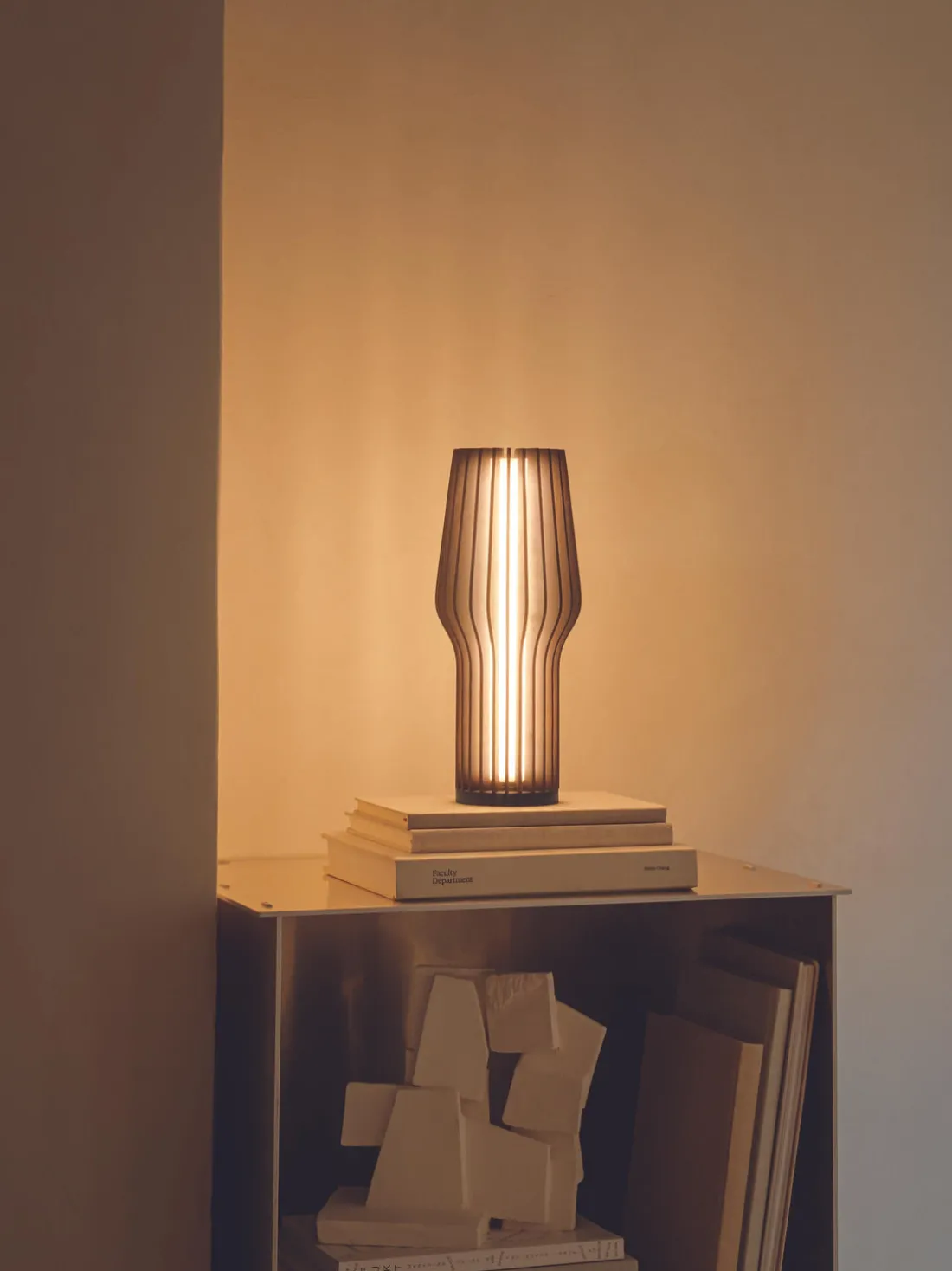 Lámpara de mesa pequeña LED regulable Radiant, portátil