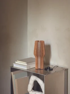 Lámpara de mesa pequeña LED regulable Radiant, portátil