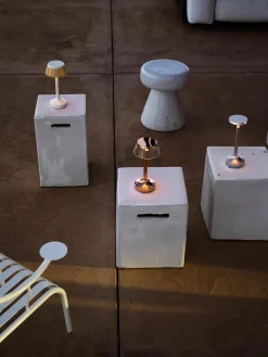 Lámpara de mesa pequeña LED regulable Bonjour, portátil