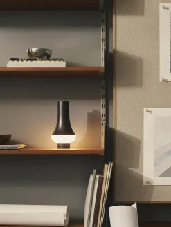 Lámpara de mesa pequeña LED regulable Tomoshi, portátil