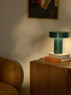 Lámpara de mesa pequeña LED regulable Kamal, pórtatil