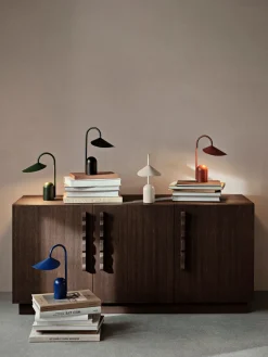 Lámpara de mesa pequeña LED regulable Arum, portátil