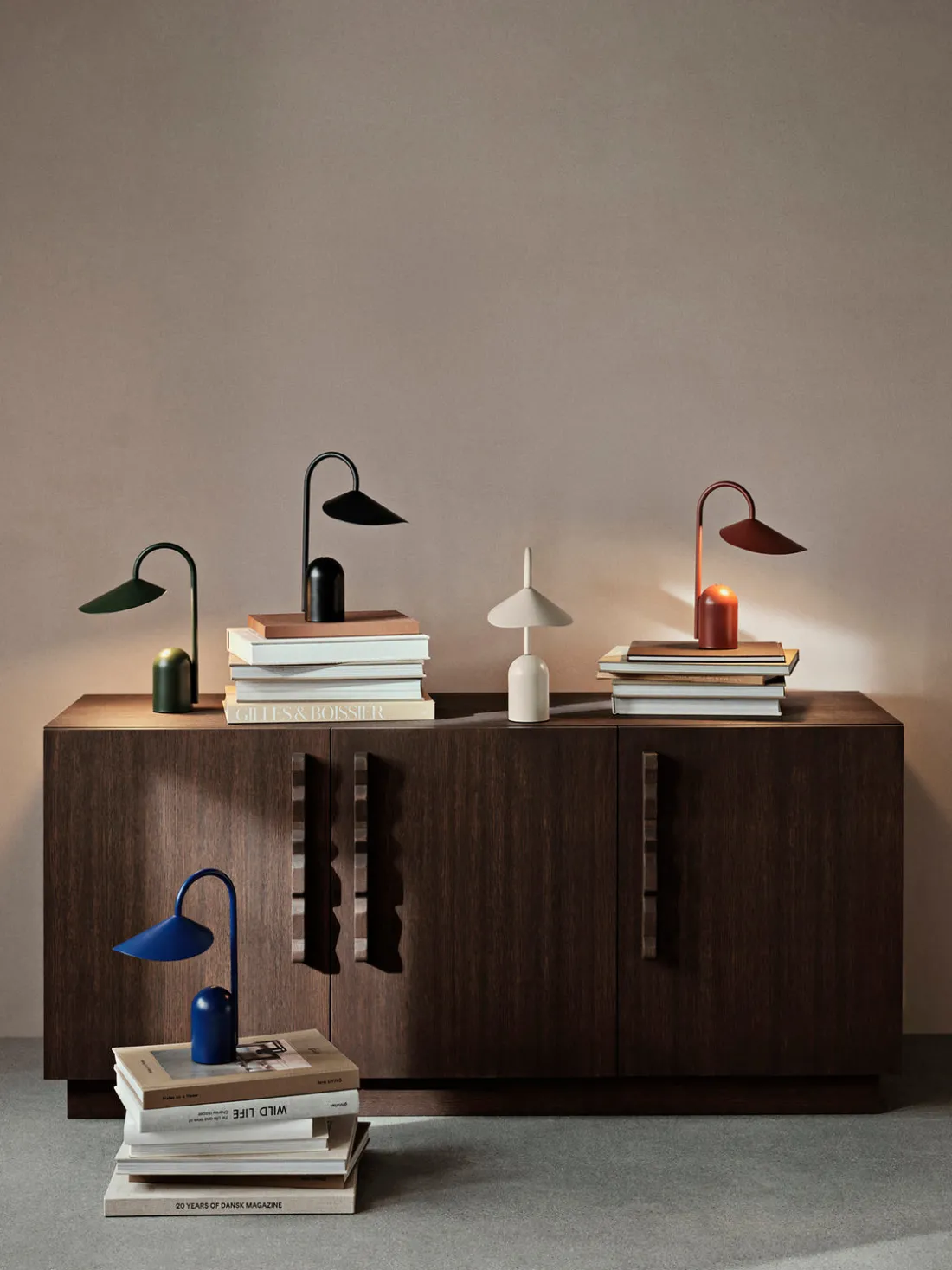 Lámpara de mesa pequeña LED regulable Arum, portátil