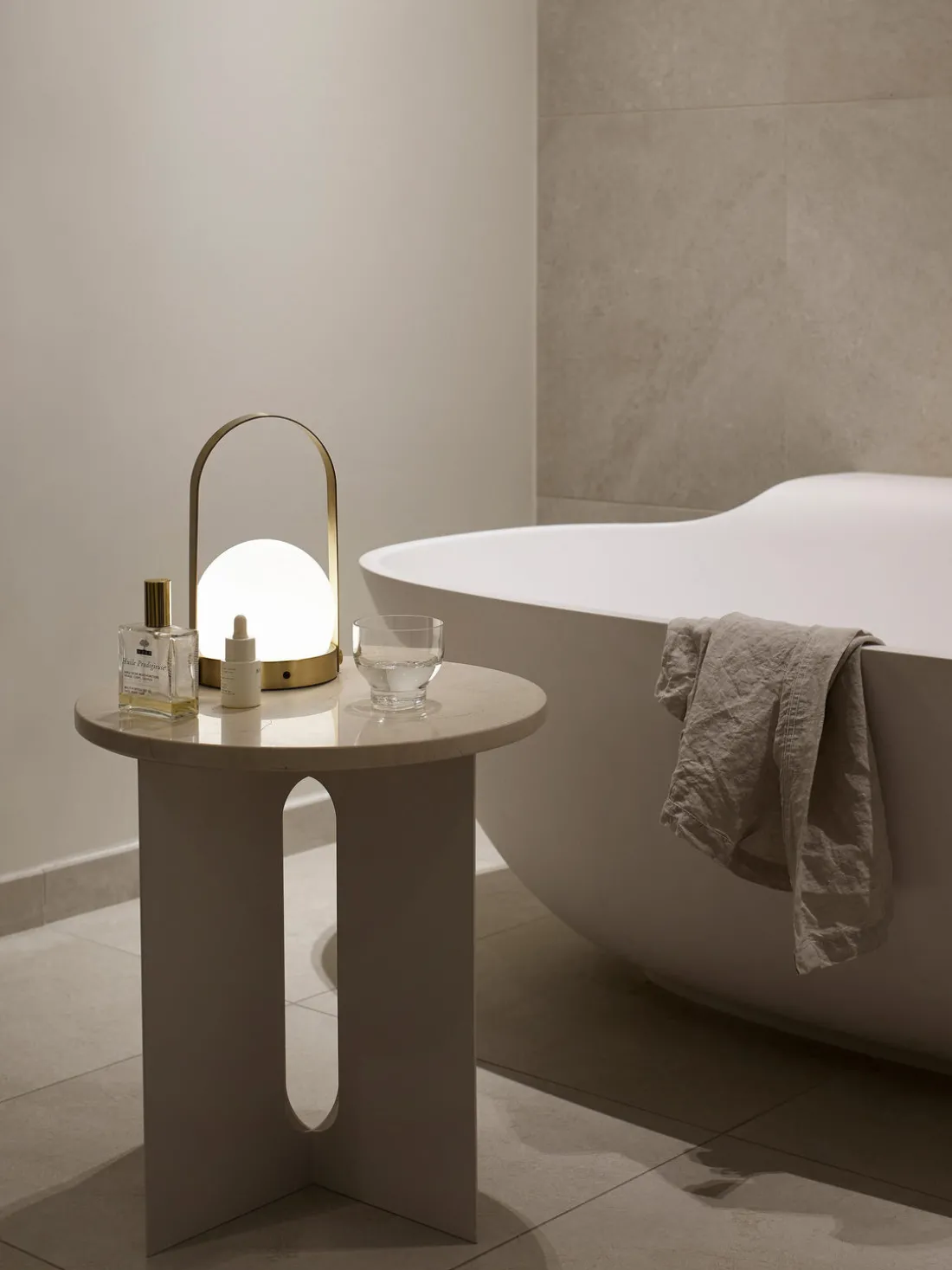 Lámpara de mesa pequeña regulable Carrie, portátil