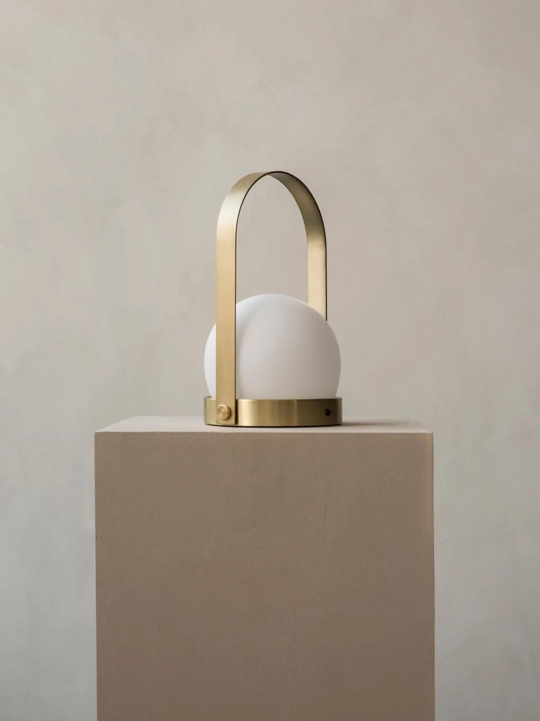 Lámpara de mesa pequeña regulable Carrie, portátil