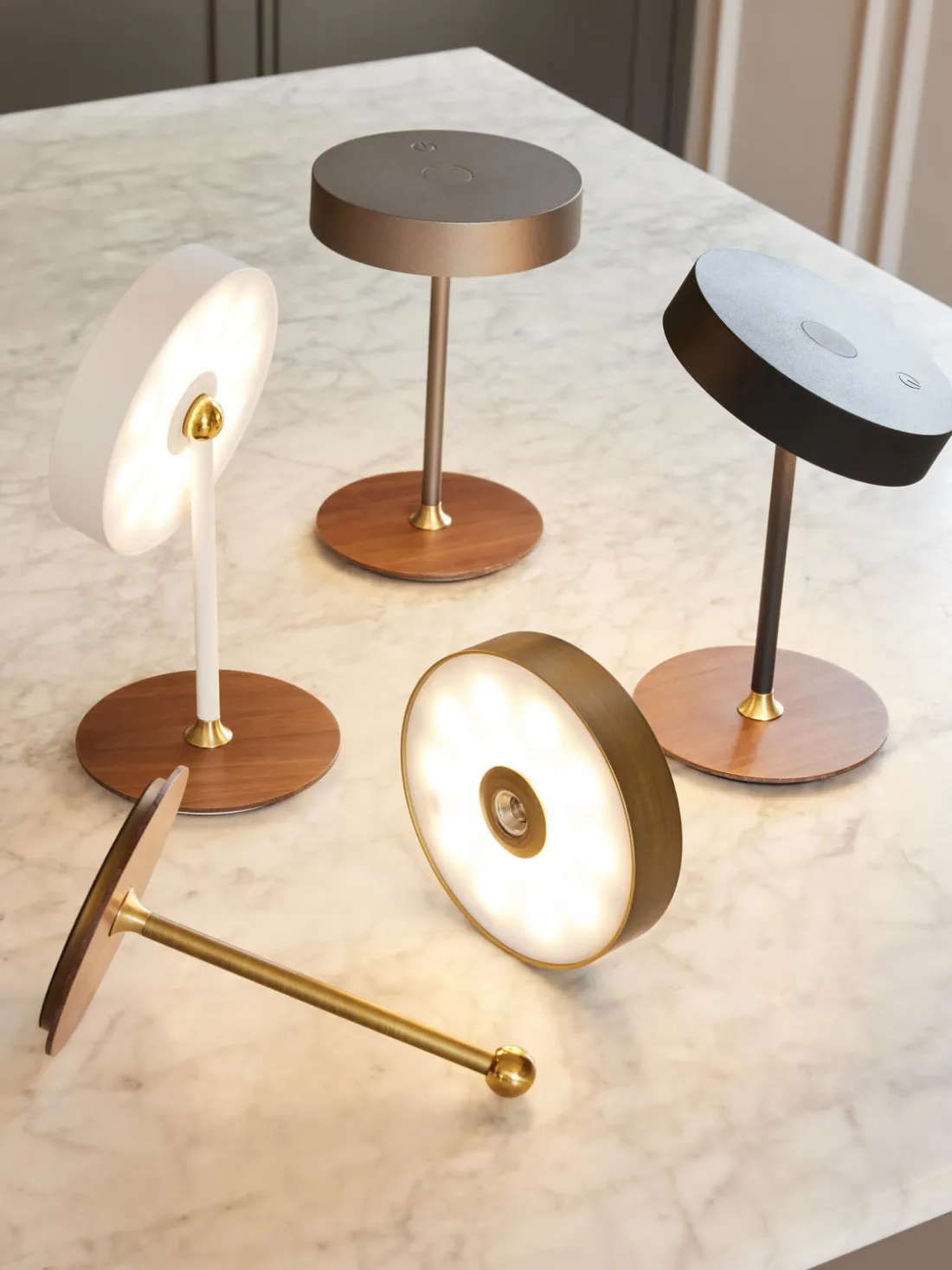 Lámpara de mesa pequeña regulable On The Move, portátil