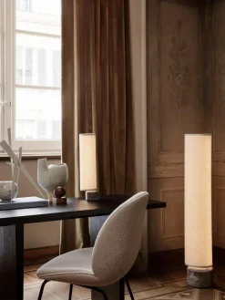 Lámpara de pie LED regulable con base de mármol Unbound, tamaños diferentes