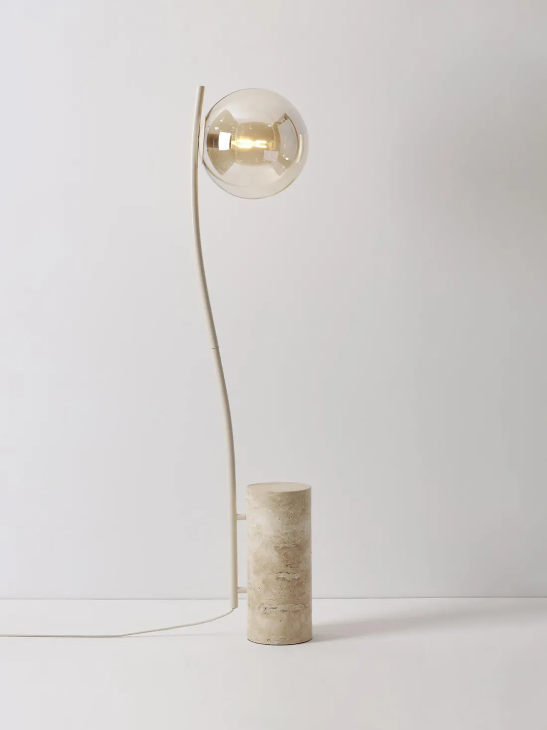 Lámpara de pie pequeña de travertino Cora