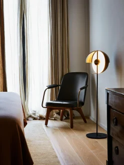 Lámpara de pie pequeña LED regulable Theia