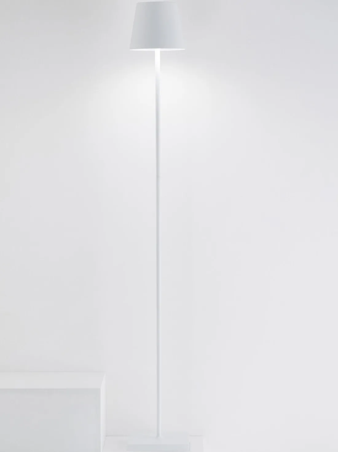 Lámpara de pie pequeña LED regulable Poldina, altura regulable